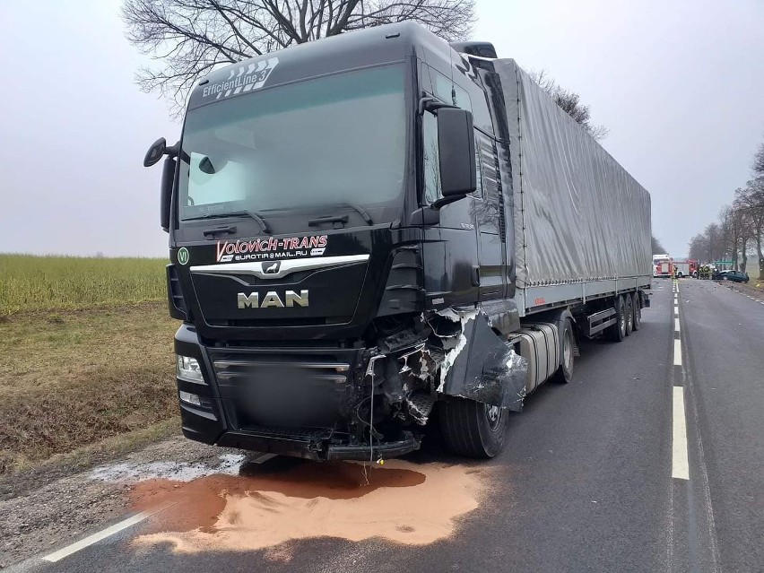 Zawistowszczyzna. Wypadek na DK 19 między Czarną Białostocką a Sokółką. Renault scenic zderzyło się z ciężarówką. Kierowca w szpitalu