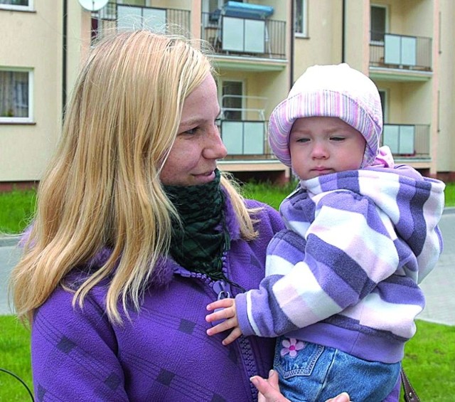 Bywam tu jako opiekunka do dziecka i bardzo mi się podoba to nowoczesne osiedle. Szczególnie przyjemnie jest tu dla rodzin z małymi dziećmi. Maluchy mają piaskownice, zjeżdżalnie, a starsi &#8211; boisko do koszykówki. Trochę udręki jest z tymi ogrodzeniami, bo wejdzie się w takie zamknięte podwórko i trzeba długo szukać przejścia. Ale to chyba konieczne, dla poczucia bezpieczeństwa i komfortu życia mieszkańców. To takie spokojne miejsce, nawet handlu tu nie ma. I lepiej, ponieważ sklepy są tylko troszkę dalej, tu nie są potrzebne.