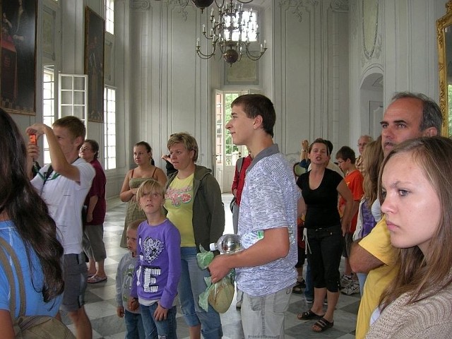 Zespól pałacowo-parkowy w Kurozwękach zwiedzała w ubiegłym tygodniu grupa 30 mieszkańców Tarnobrzega.
