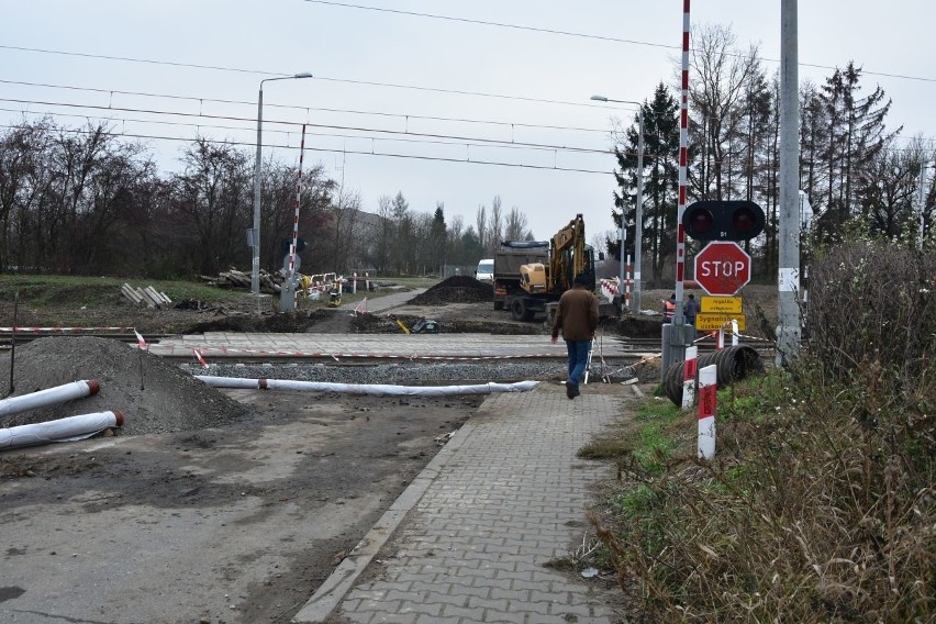 Przejazd kolejowy na ul. Plocka ma być otwarty już w...