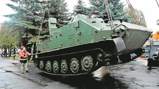 Polska wersja transportera Topas została wyładowana na wystawie plenerowej Muzeum Oręża Polskiego w piątek rano. By ustawić ważący ponad 15 ton pojazd potrzebne było użycie  dźwigu.