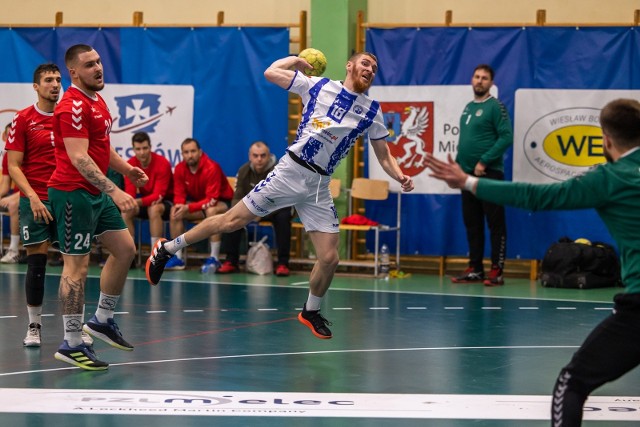 Handball Stal Mielec (biało-niebieskie stroje) pewnie ograła Zagłębie Sosnowiec.