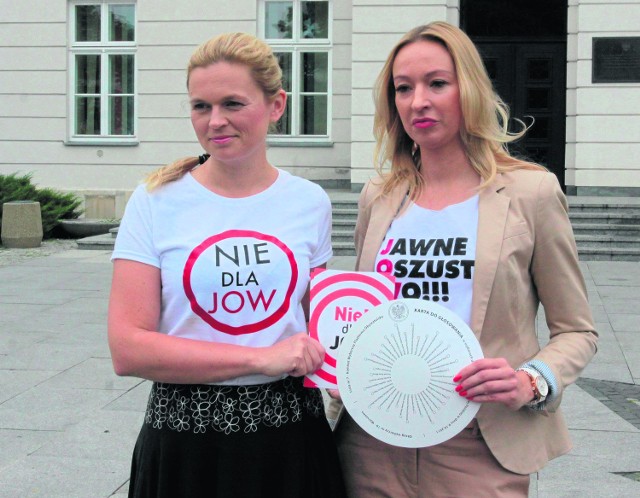 Barbara Nowacka (z lewej) i Dorota Jankowska z Twojego Ruchu prezentują "kołową" kartę wyborczą.