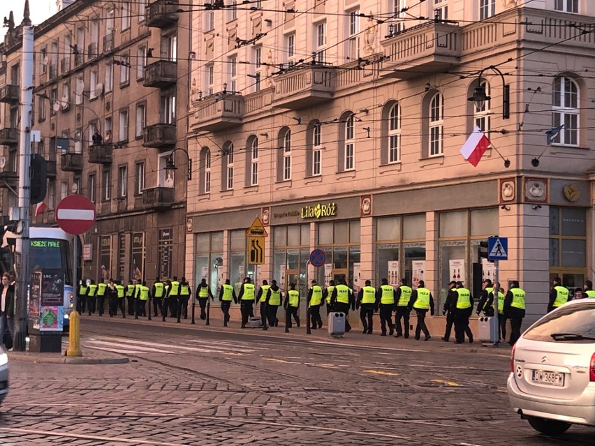 Marsz narodowców we Wrocławiu rozwiązany. Są ranni, wśród nich policjant. Dutkiewicz: Brak wsparcia policji. Ta odpowiada: Był pan tam?