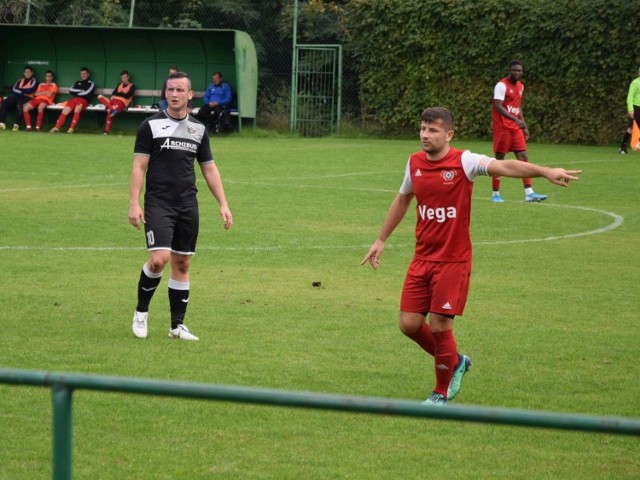 Jedną z bramek w niedzielnym spotkaniu zdobył zawodnik Zamłynia Radom, Mateusz Kubica (z lewej).