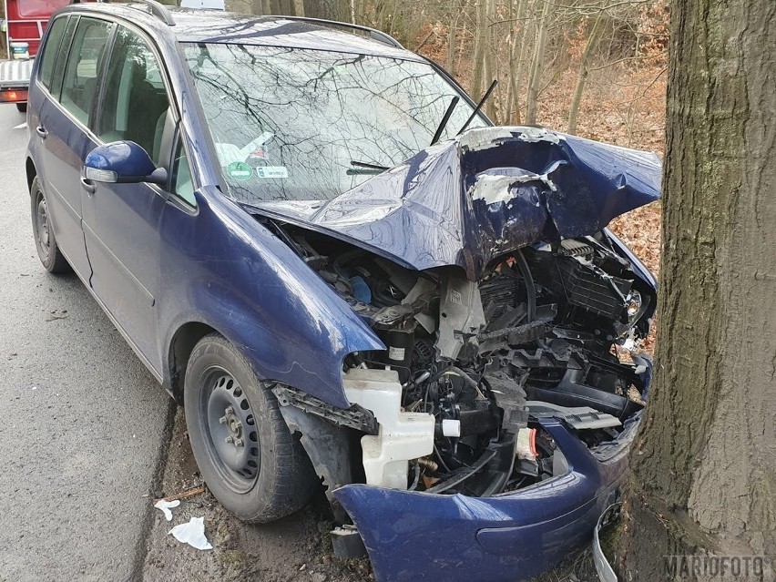 Wypadek w Murowie. Volkswagen touran uderzył w drzewo. Pogotowie zabrało do szpitala dwie osoby, kobietę i jej synka 