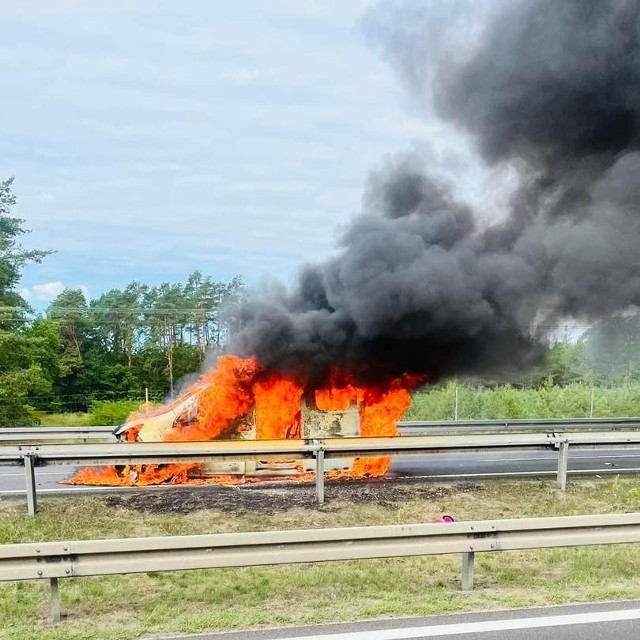 Pożar samochodu na S3 w kierunku Szczecina na wysokości Klinisk Wielkich