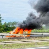 Samochód dostawczy zapalił się na drodze ekspresowej S3. Utrudnienia w ruchu [ZDJĘCIA]