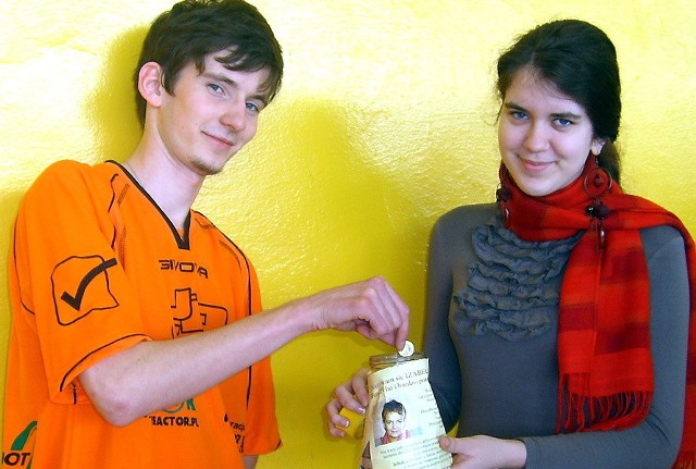 Piotr Klejnowski, zawodnik drużyny Under Art także wrzucił monetę do puszki wolontariuszki Natalii Zielińskiej
