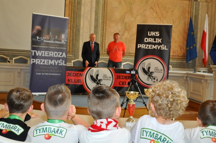 Młodzi piłkarze UKS Orlik Przemyśl opowiedzieli prezydentowi...