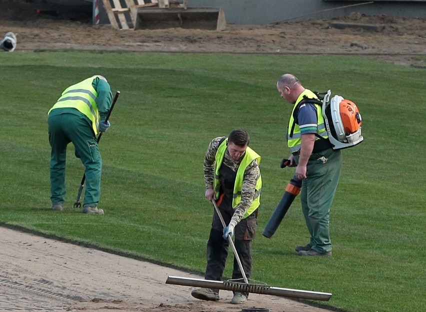 Nowa trawa rozkładana jest już na stadionie Pogoni Szczecin