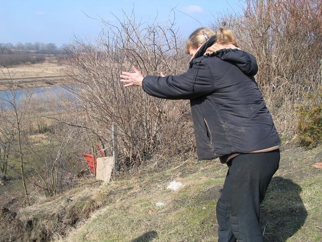 Pani Elżbieta, mieszkająca w domu, graniczącym ze skarpą jest przerażona szybkością osuwania się skarpy.