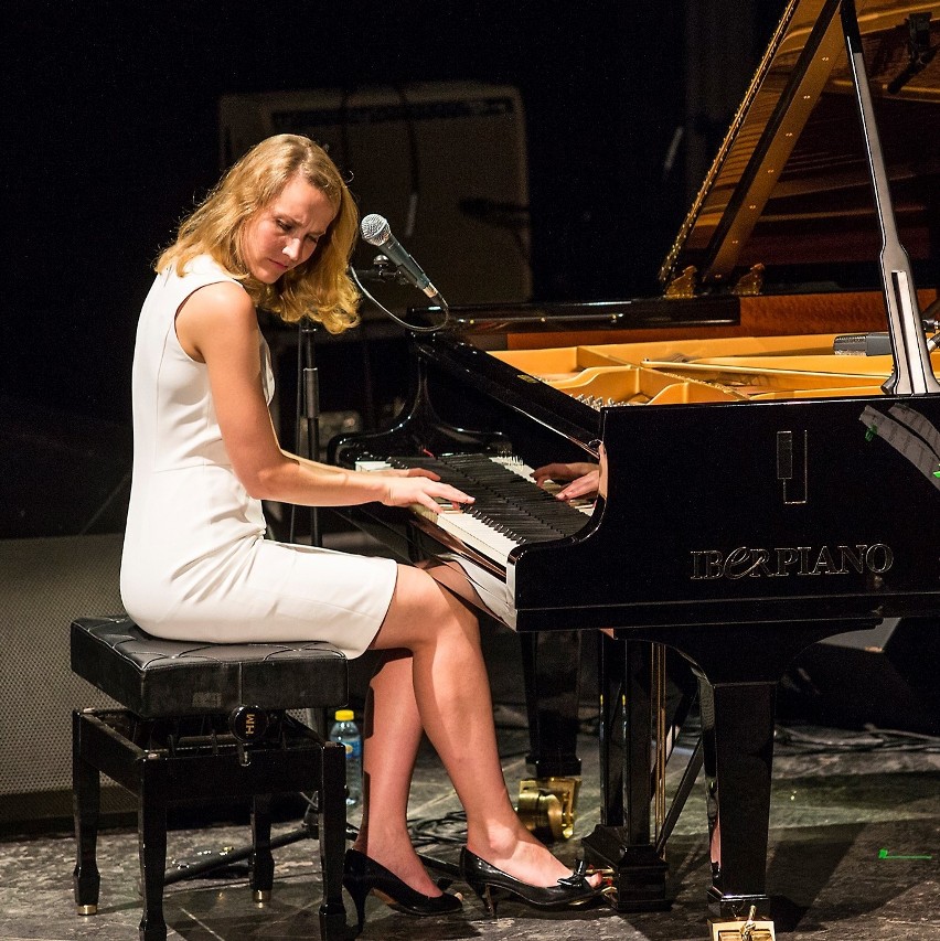 Wokalistka i pianistka Sarah McKenzie uważana jest za...
