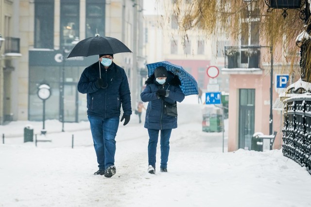 Miejsca, w których z racji oblodzenia potrzebna jest pilna interwencja służb drogowych można zgłaszać, dzwoniąc pod numer telefon 52 582 27 14 lub 52 582 27 15 oraz mailowo: utrzymanie@zdmikp.bydgoszcz.pl.Zdjęcie ilustracyjne.