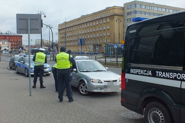 Podczas akcji służby kontrolowały w Bydgoszczy 22 taksówki świadczące usługi przewozowe na zasadzie "Taxi na aplikację"