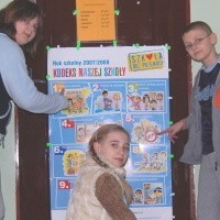 Ada Mikłosz (z lewej), Karolina Kaniewska i Dawid Dziatkowski z kl. IV ze Szkoły Podstawowej nr 2 w Ełku są dumni z tego, że uczą się w szkole bez przemocy