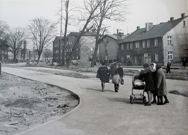 Nowo zbudowane w 1973 roku skrzyżowanie ulic Sobieskiego i Marchlewskiego (obecnie Piłsudskiego z rondem Izabeli Jaruga - Nowackiej).