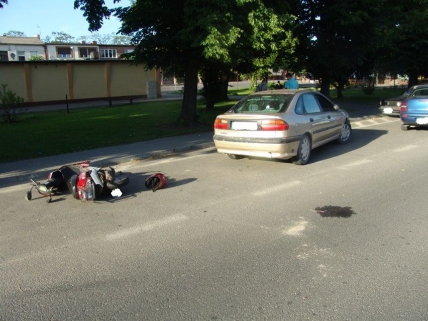 Wypadek w Izbicy Kujawskiej. Motorowerzysta trafił do szpitala [zdjęcia]