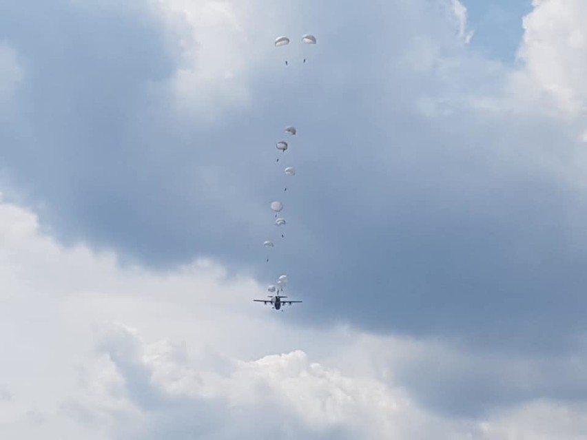 Desant spadochroniarzy z 6 Brygady Powietrznodesantowej z Krakowa na Pustyni Błędowskiej [ZDJĘCIA]