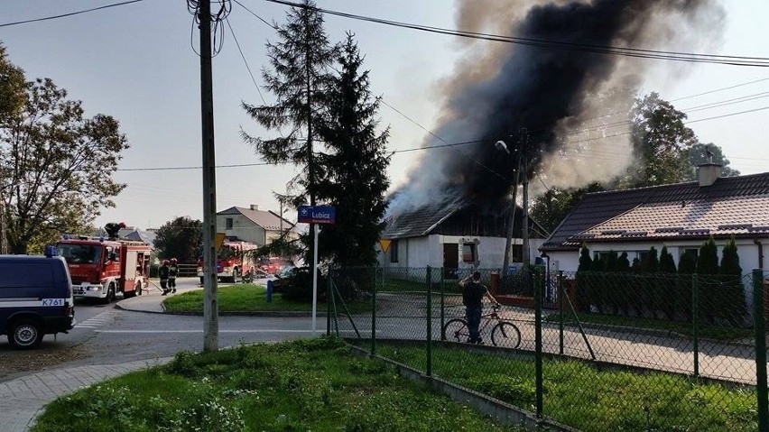 Pali się jednorodzinny dom przy ul. Lubicz w Rzeszowie