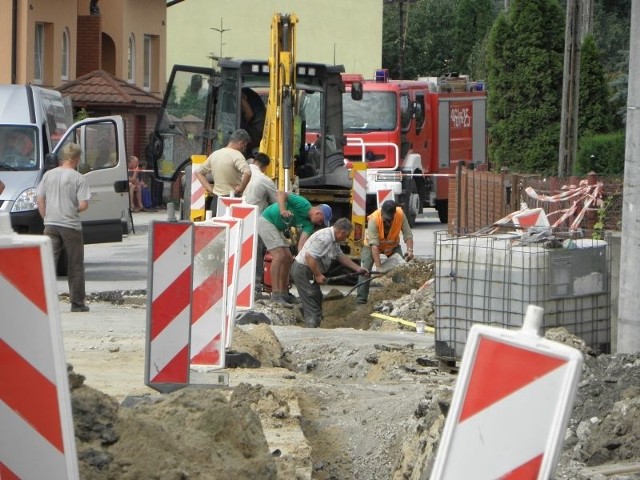 usuwa awarię na ulicy Wiejskiej w Kruszwicy 