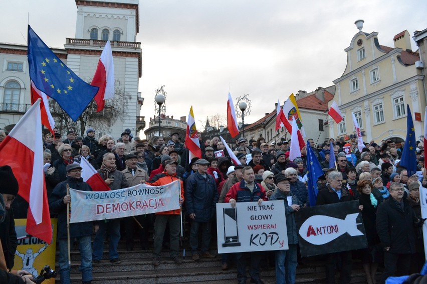 Manifestacja Komitetu Obrony Demokracji w Bielsku-Białej [ZDJĘCIA, WIDEO]