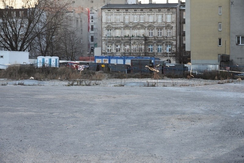 Budowa Centrum Biurowego Fabryczna poważnie się opóźni. Plac po wyburzonym hotelu Centrum ożywi się najwcześniej za półtora roku