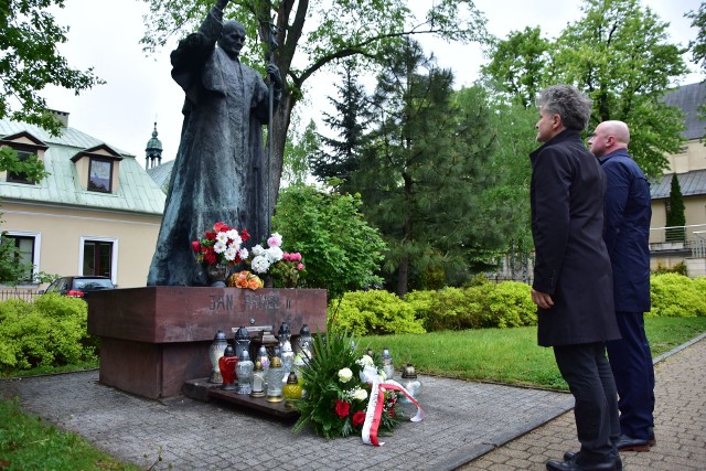 Z okazji 101 rocznicy urodzin Karola Wojtyły senator Krzysztof Słoń i wicewojewoda Rafał Nowak złożyli kwiaty przed pomnikiem świętego Jana Pawła II przy Bazylice Katedralnej w Kielcach.