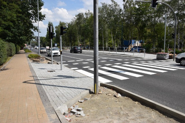 Przy ulicy Kościuszki powstało nowe przejście dla pieszych z sygnalizacją i peron tramwajowy. Tuż obok trwa budowa krytej pływalni