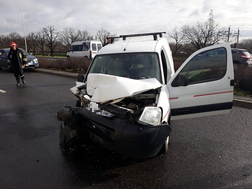 Poważny wypadek na obwodnicy Wrocławia. Są ranni