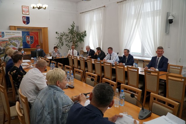 Podczas piątkowej sesji Rady Powiatu Zwoleńskiego starosta Stefan Bernaciak dostał jednogłośnie absolutorium i wotum zaufania.