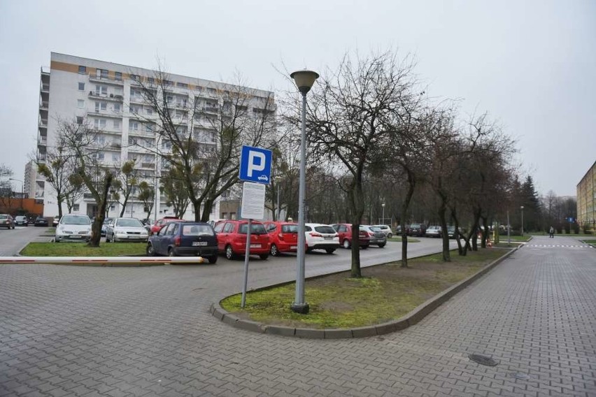 W sąsiedztwie budynku Wechty i bloku nr 21 na osiedlu...