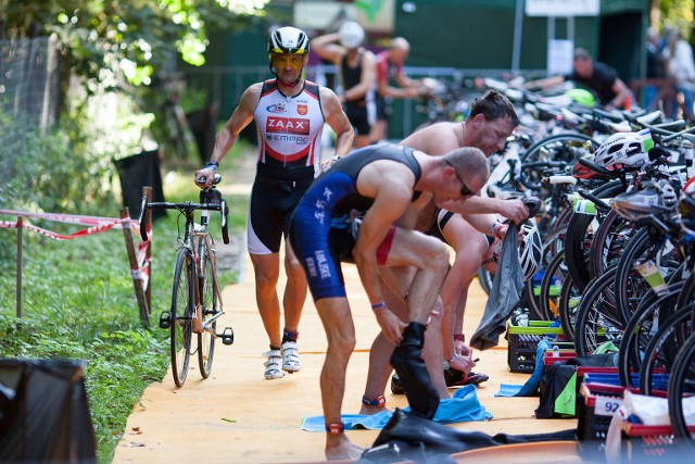 90 zawodnik&oacute;w uczestniczyło w sobotę w Charlotta ZOO Triathlon. Wśr&oacute;d kobiet najlepsza była Marta Łagownik, a wśr&oacute;d mężczyzn Jacek Krawczyk. W tym roku uczestnicy triathlonu musieli przepłynąć dystans jednego kilometra, następnie odbył się etap kolarski, gdzie zawodnicy pokonali 45 kilometr&oacute;w. Wyścig kolarski odbył się na trasie: Dolina Charlotty, Gałęzinowo, Wielichowo, Bruskowo Wielkie, Wierzbęcin, Bruskowo Małe, Krzemienica, Możdżanowo, Zaleskie, Pęplin, Duninowo, Pęplino, Wielichowo, nawr&oacute;t w Wielichowie, Pęplino, Duninowo, nawr&oacute;t na Pęplino, Wielichowo, Gałęzinowo, Dolina Charlotty. Zwieńczeniem triathlonu był 10-kilometrowy bieg na terenie Doliny Charlotty. WYNIKI: Mężczyźni: 1. Jacek Krawczyk2. Michał Siejakowski3. Igor Si&oacute;dmakKobiety: 1. Marta Łagownik2. Monika Samaruj3. Anna Rzepecka&lt;iframe src=&quot;//get.x-link.pl/37d5471b-f6b8-9625-0df9-760ad5dcc14e,ca754b4b-d90c-f7e3-a91a-a0c85fe4dc3b,embed.html&quot; width=&quot;640&quot; height=&quot;360&quot; frameborder=&quot;0&quot; webkitallowfullscreen=&quot;&quot; mozallowfullscreen=&quot;&quot; allowfullscreen=&quot;&quot;&gt;&lt;/iframe&gt;