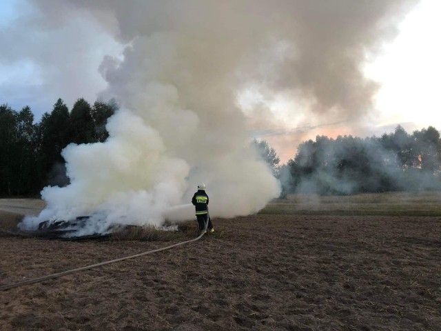 Strażacy ugasili płonące deski na polu.