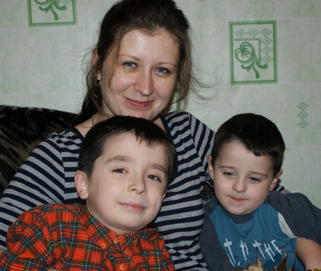 Anna Wiśniewska z synami Wojtusiem ( od lewej) i Kubą