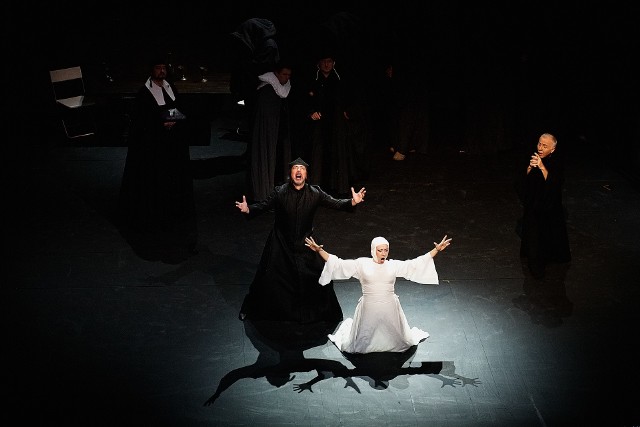 "Diabły z Loudun" wystawiono w Operze Krakowskiej siedem lat temu. Spektakl można będzie obejrzeć teraz na platformie Play Kraków