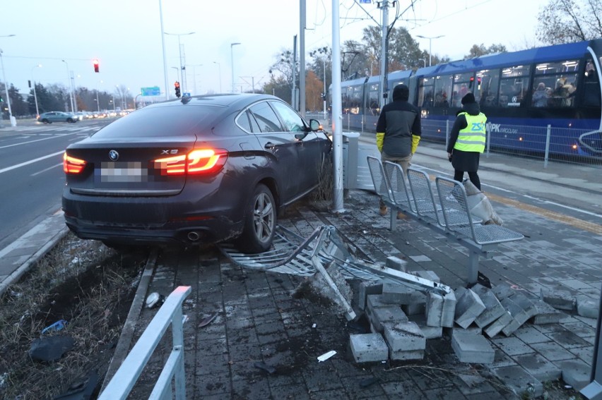 BMW wjechało w przystanek tramwajowy na Kosmanów