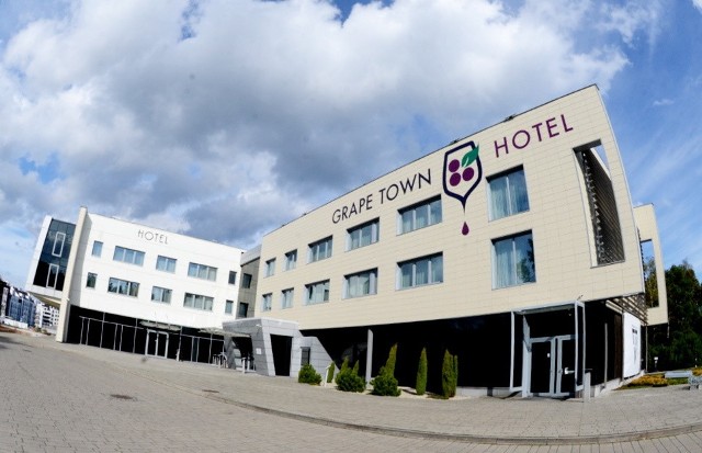 Dawny hotel Dana zmienił właściciela. Od września działa w nowej odsłonie. Zmienił nazwę na Grape Town Hotel & Restauracja. Wystrój hotelu nawiązuje do historii Zielonej Góry. Są w nim akcenty związane z winem, winoroślami. W hotelu można skosztować win regionalnych, jak również pochodzących z całego świata. Dla gości przygotowano 62 pokoje, które pomieszczą nawet 150 osób. W hotelu jest 6 apartamentów o powierzchni 70 mkw. w których znajdują się dwuosobowe wanny z jacuzzi.Szefem kuchni jest Łukasz Przybysz, który zaprasza zielonogórzan do restauracji codziennie od godz. 13.00 do 22.00. W karcie znajdują się dania kuchni polskiej i śródziemnomorskiej. W oczekiwaniu na posiłek goście mogą obserwować pracę kucharzy przez przeszkloną ścianę. To jeszcze nie koniec zmian. Już niebawem otwarta zostanie kawiarenka w której serwowana będzie kawa, desery i lody. Wiosną dostępne będą tarasy i place zabaw dla dzieci. Hotelowe atrakcje przygotowano z myślą nie tylko o przyjezdnych, ale też o mieszkańcach Zielonej Góry i okolic. Od listopada czynne będą: strefa saun, grota solna, dwie sale fitness, sala do gry w squasha oraz strefa cardio. Na kręgielnię i  basen, które wymagają gruntownego remontu, trzeba poczekać do września przyszłego roku.Czytaj też: To było miasto pełne smaków