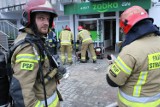 Pożar zaplecza sklepu przy ulicy Chrzanowskiego w Koszalinie. Ewakuowano żłobek. Jedna osoba poszkodowana [ZDJĘCIA]