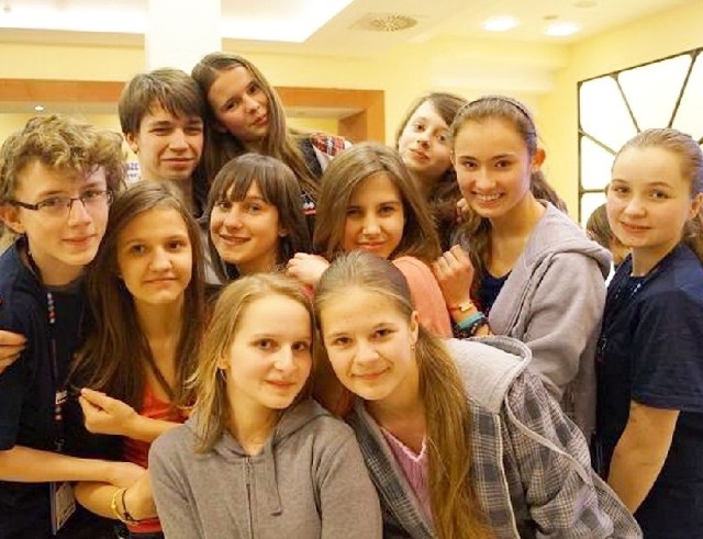 Dziewczyny z Czernikowa w towarzystwie przyjaciół. Jest szansa, że rozreklamują nasz kraj.