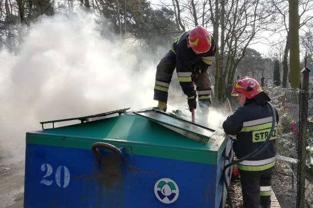 Przed południem wezwano straż pożarną do palących się śmieci w jednym z kontenerów ustawiony przy cmentarzu od strony ulicy Parkowej w Grudziądzu.