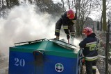 Strażacy gasili kontener na odpady przy cmentarzu farnym w Grudziądzu [zdjęcia]