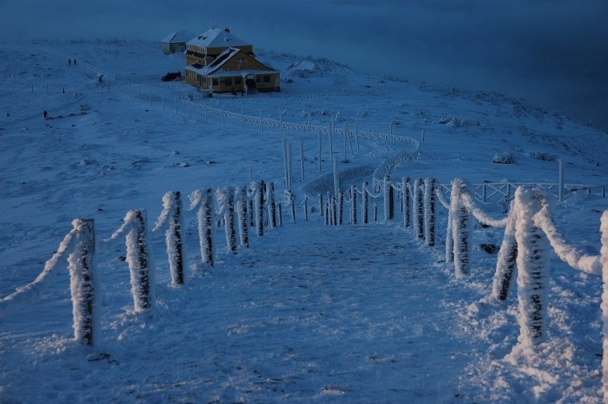 Szlak z Domu Śląskiego (na zdjęciu) na Śnieżkę pozostaje...