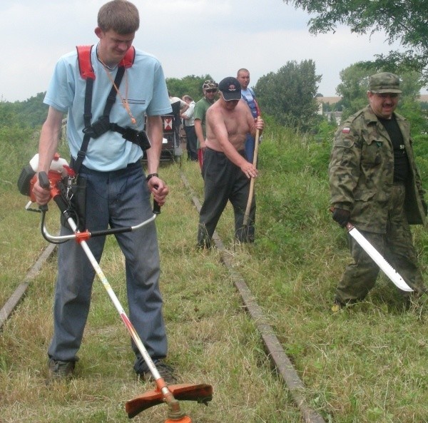 Nieużywana trasa zarasta. Tory czyszczą społecznie miłośnicy kolei.