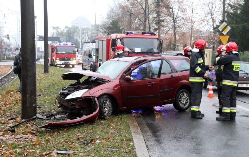 Wypadek na Różyckiego. Ford uderzył w słup