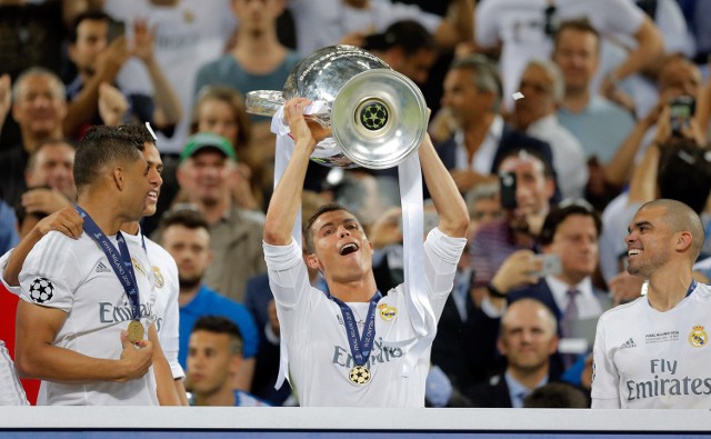 Cristiano Ronaldo wznosi puchar Ligi Mistrzów