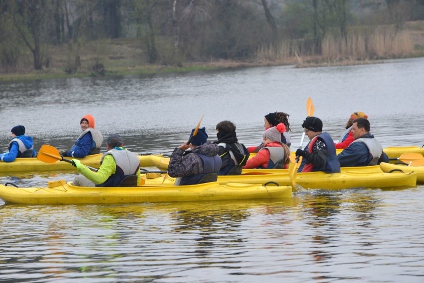 Nie straszny im śnieg i niska temperatura. Kajakarze spłynęli Lubrzanką