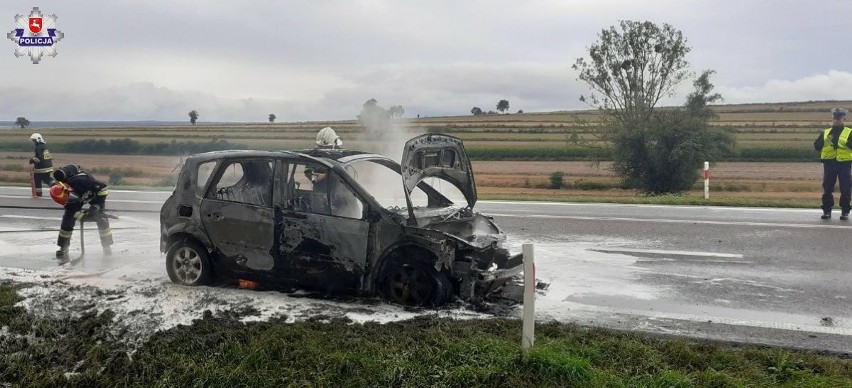 Na drodze krajowej nr 17 w Łopienniku Dolnym samochód osobowy zapalił się podczas jazdy