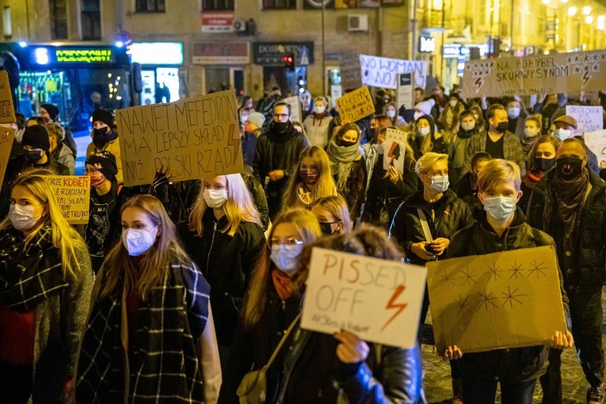 Strajk kobiet w Białymstoku. Uczestnicy Czarnego Spaceru obrzuceni racami i petardami hukowymi. Policja szuka sprawców 