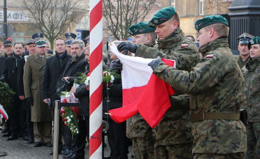 Po mszy świętej w Bazylice, na Rynku pod pomnikiem Żołnierza...